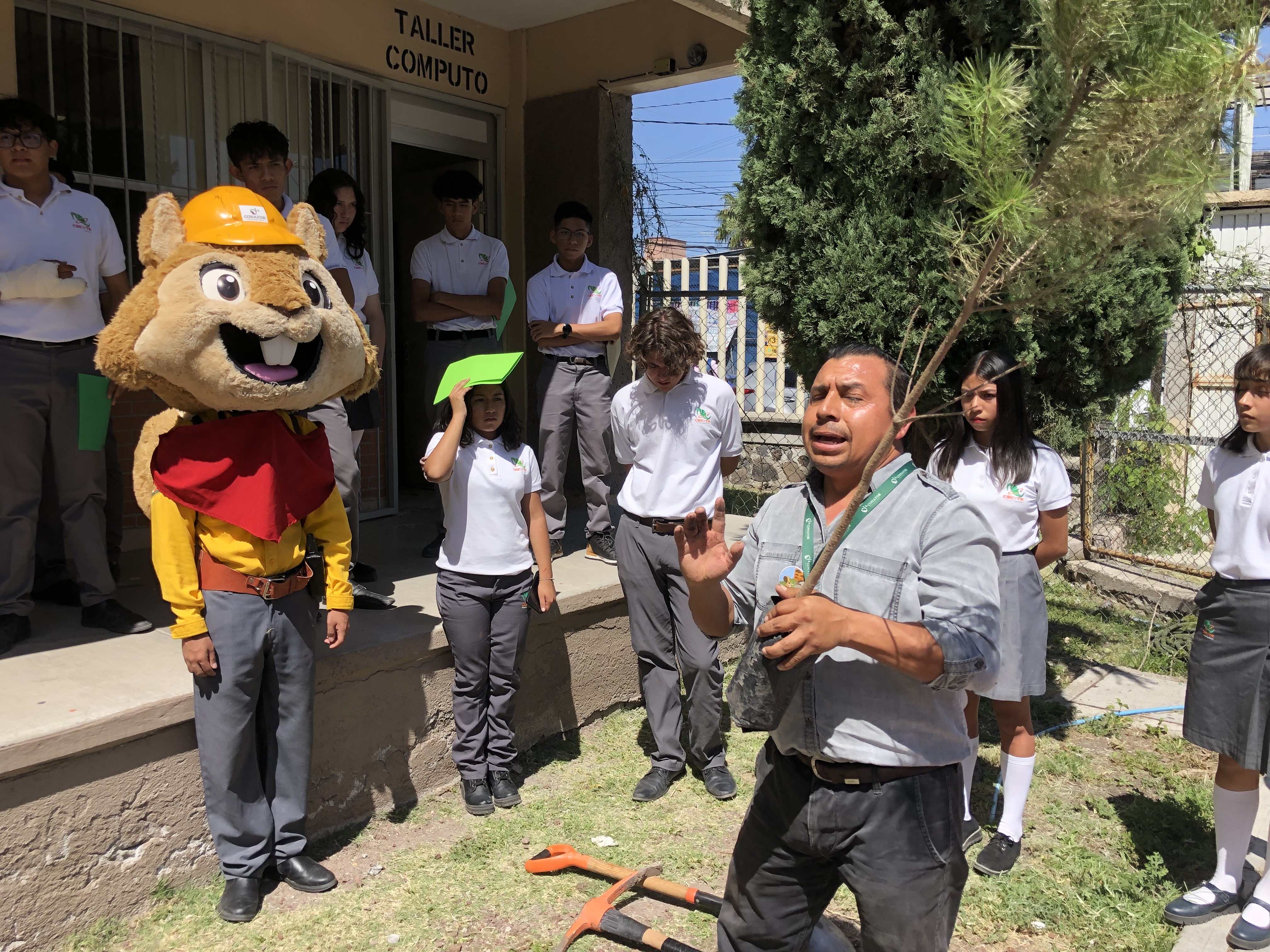 Participa CECyTEQ en el programa Regresa a Clase con un Árbol